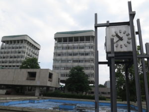 Rådhuset med Rådhus-ur og et lille vandbassin. Fra Marl - en New Town i Ruhr