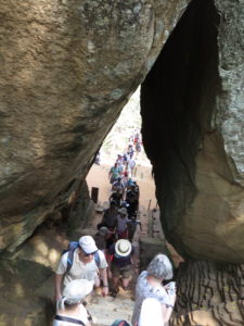 På vej til trappen, der fører til Sigiriya (Løveklippen)