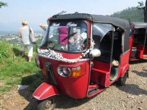 Tuk-tuk, som er udsmykket. Med tuk-tuk i Sri Lanka