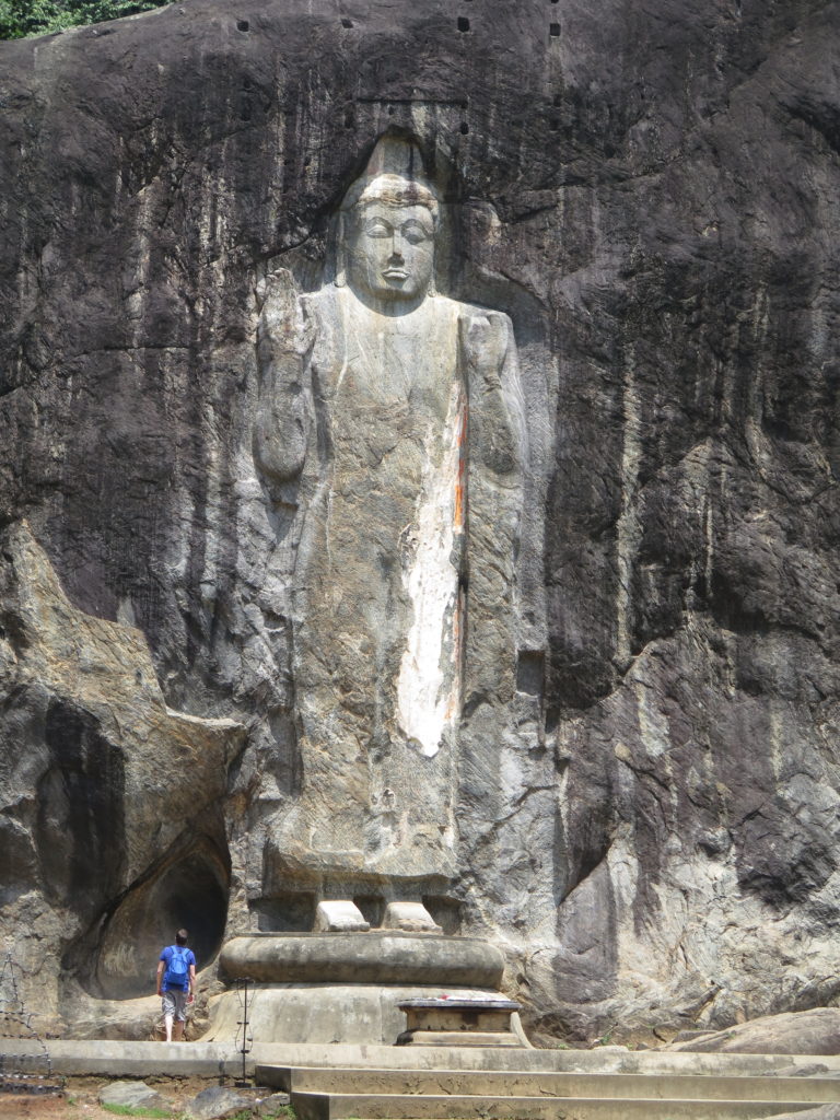 16 meter høj Buddhastatue. På turen fra Ella til Yala