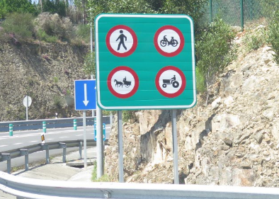 Vejskilt ved indkørsel til motorvej i Spanien