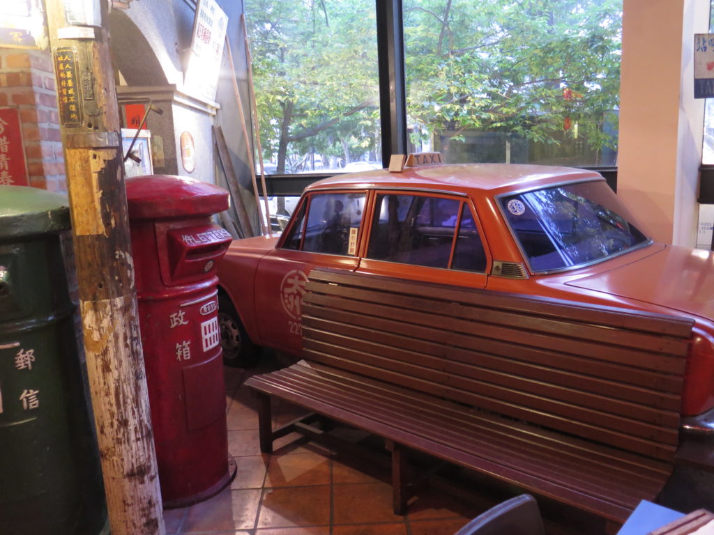En gammel bil i restauranten