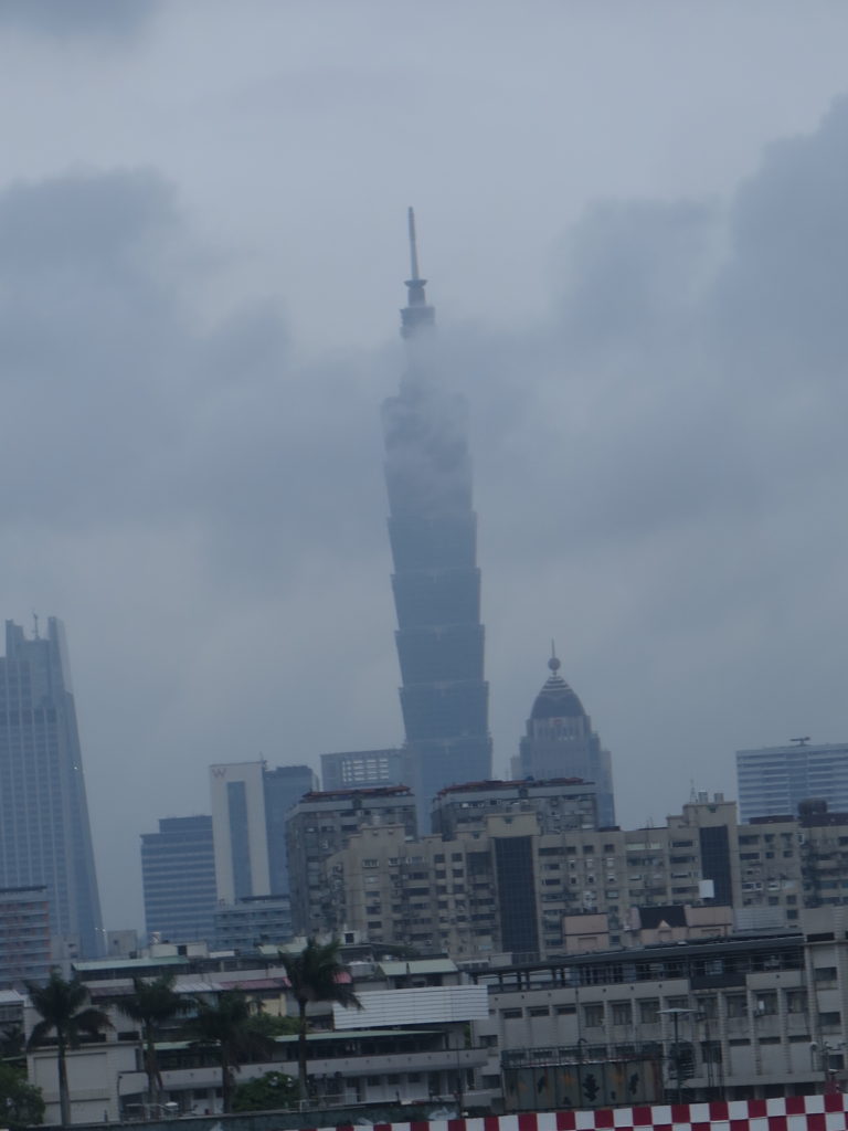 Verdens højeste bygning Taipei 101 indhyllet i tåge