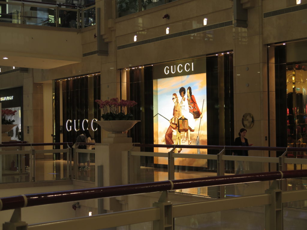 Indkøbscenter i Taipei 101 med mærkevarer - Gucci