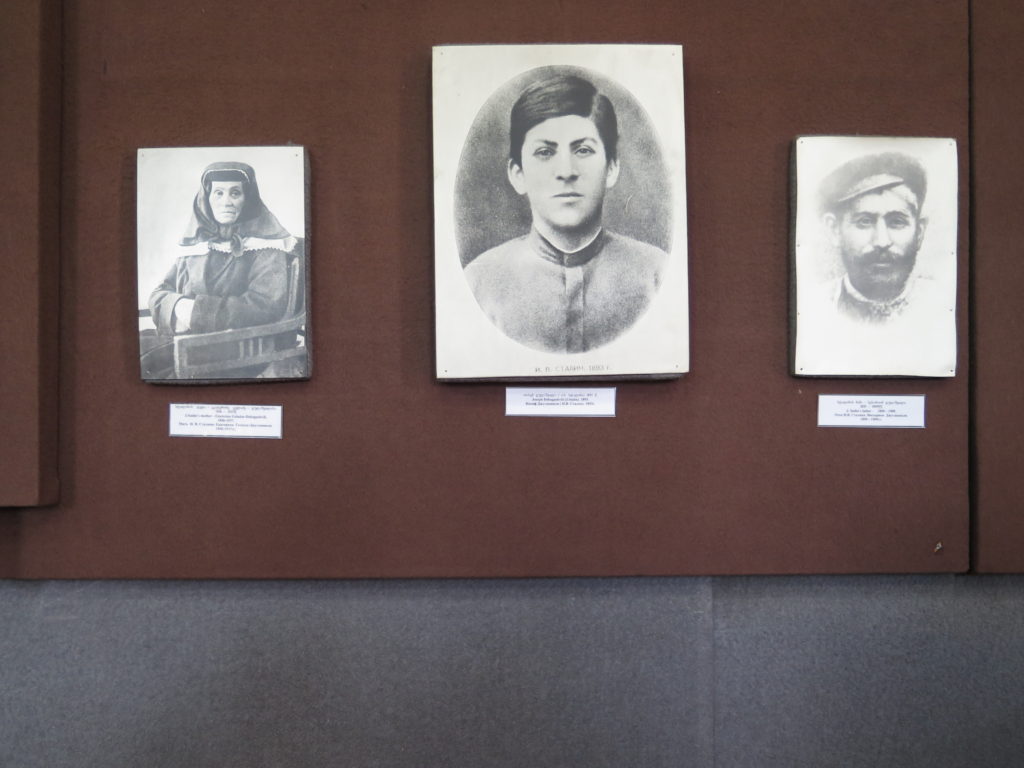 Ungdomsbillede (i midten) af Stalin fra Stalin museet i Gori, Georgien