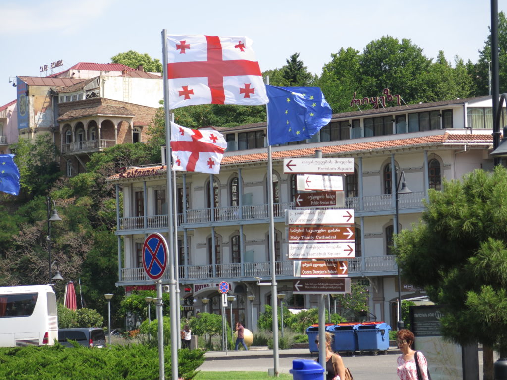 Europapladsen i Tbilisi med det Georgisk flag og EU's flag