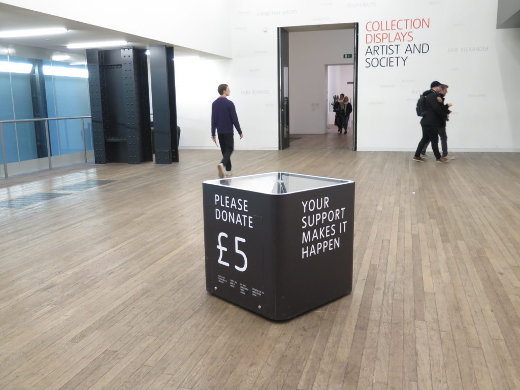 Man må godt betale 5 £ hvis man har lyst på Tate Modern London