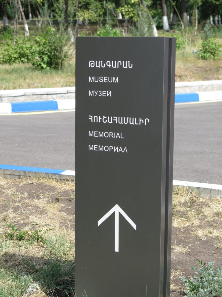 Ved indgangen til Det armenske folkemords-museum i Yerevan