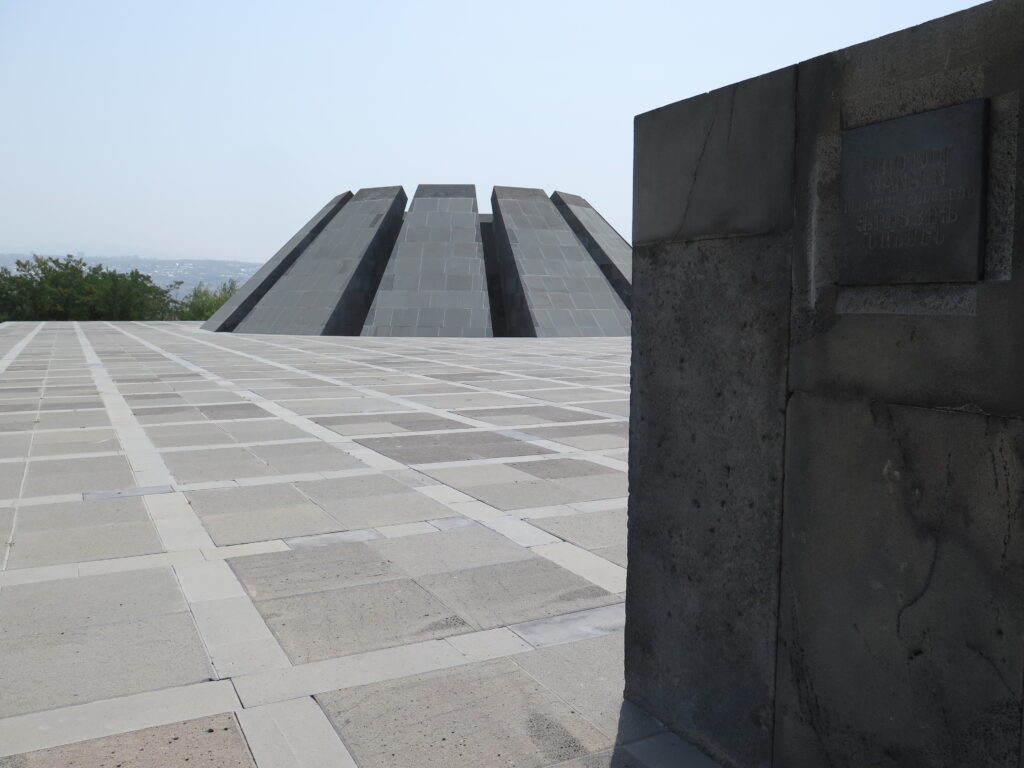 Mur med mindeplader ved Museet for det armenske Folkemord