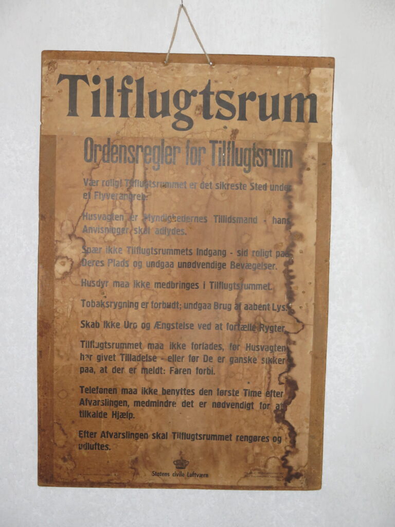 Plakat inde i et Tilflugtsrum