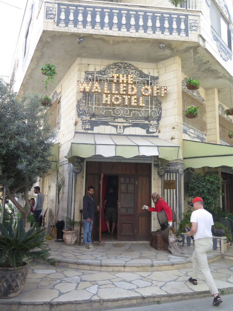 Indgangen til The Walled Off Hotel - Banksys hotel i Bethlehem