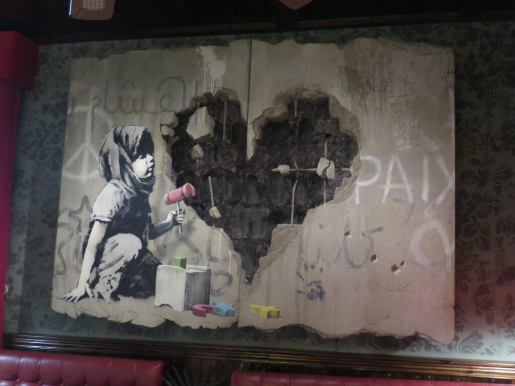 Pige med hammer og hjerte i Banksys hotel i Bethlehem