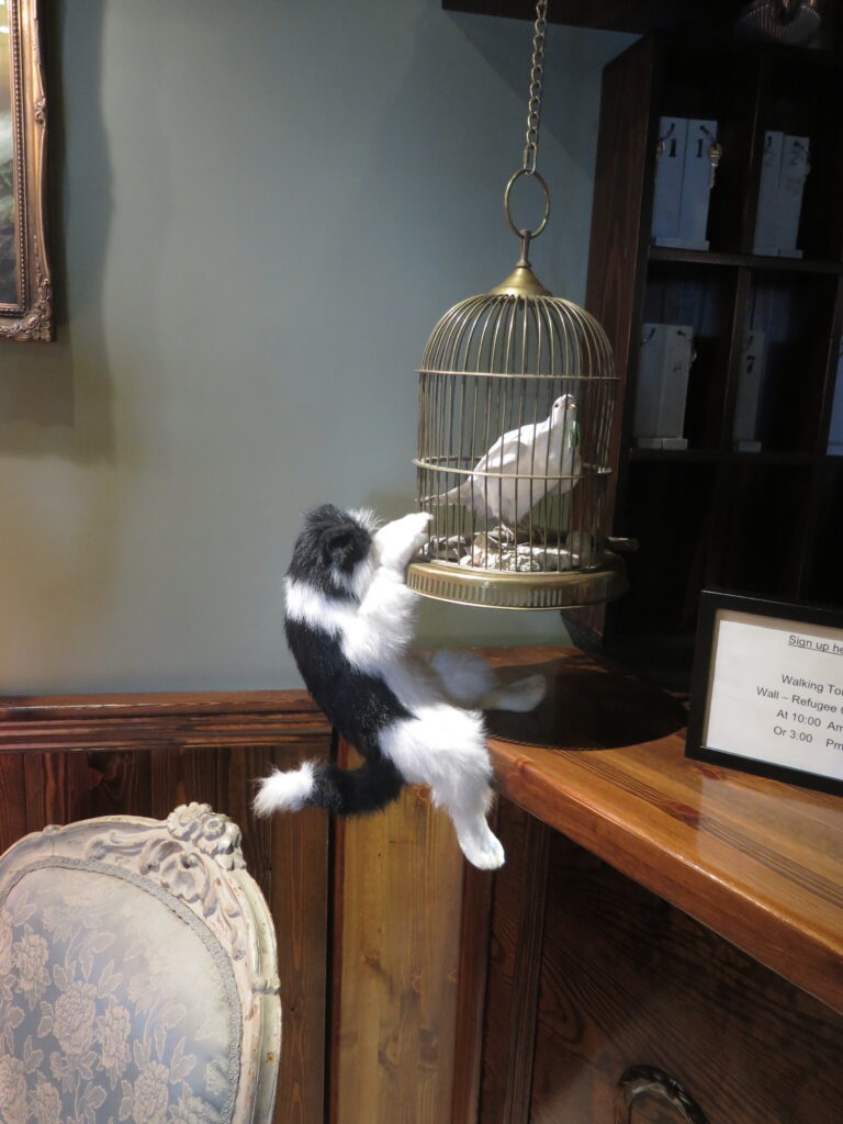 Fanger katten mon fuglen? Banksys hotel i Bethlehem