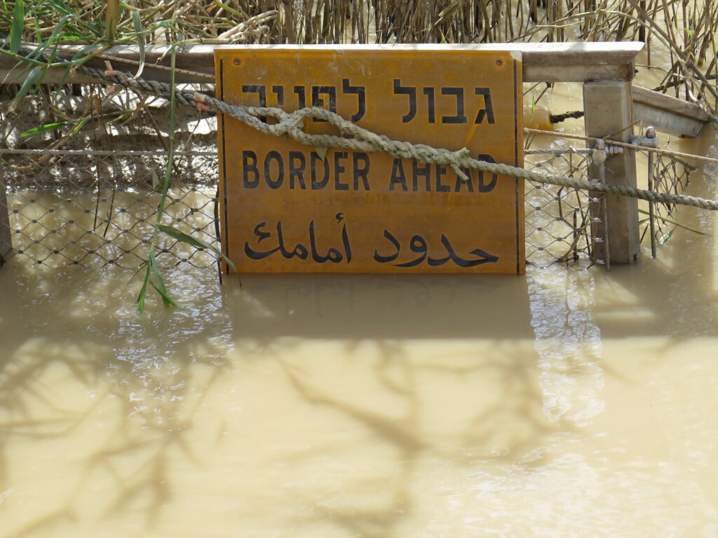 Jesus døbt på grænsen mellem Israel og Jorden midt i Jordanfloden