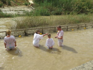 Dåb i floden fra den Israelske side. Jesus døbt her