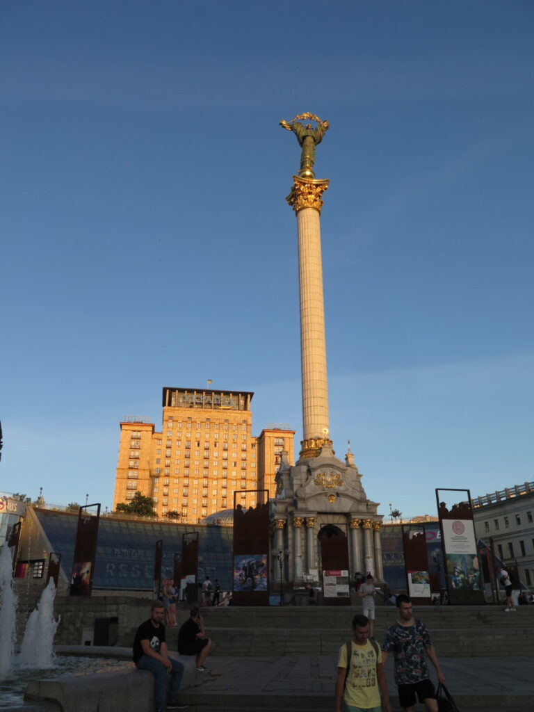 Monument of Independence. Hotel Ukraine i Kiev ses i baggrunden