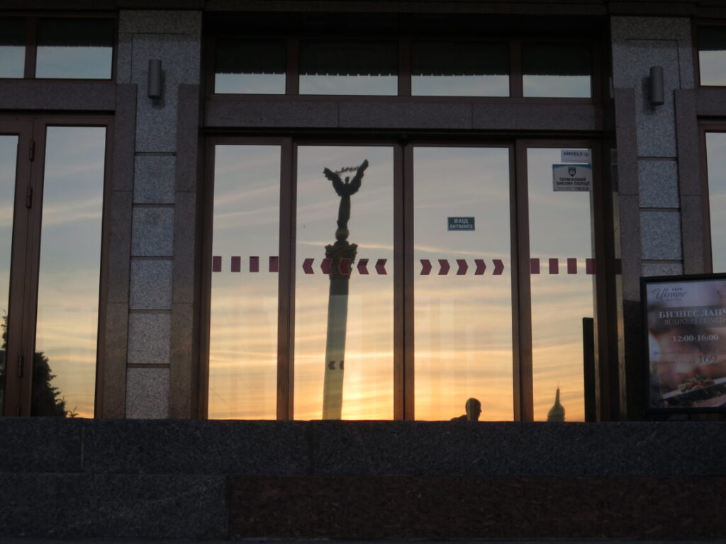 Monument of Independence set i vinduerne på Hotel Ukraine i Kiev