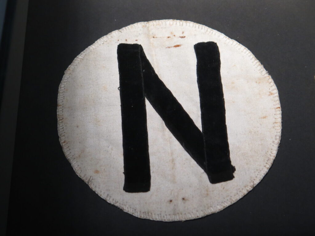 Tyskere i Polen bar armbånd med bogstavet "N". Fra Anden Verdenskrigsmuseet i Gdansk