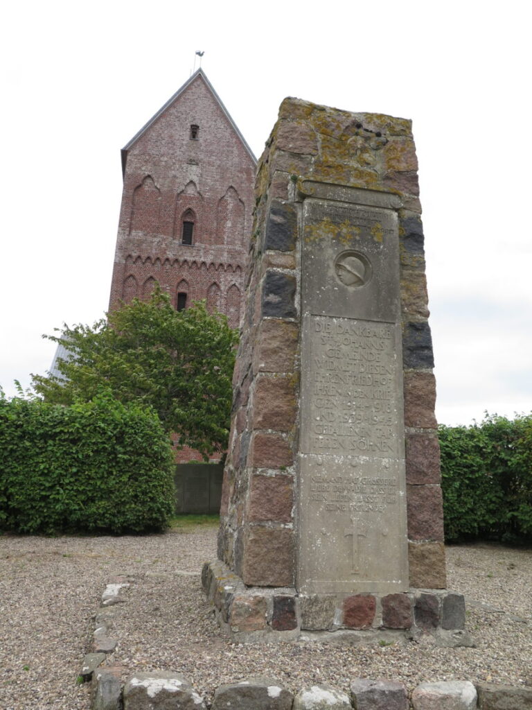 St. Johannis kirken med mindesøjle i forgrunden