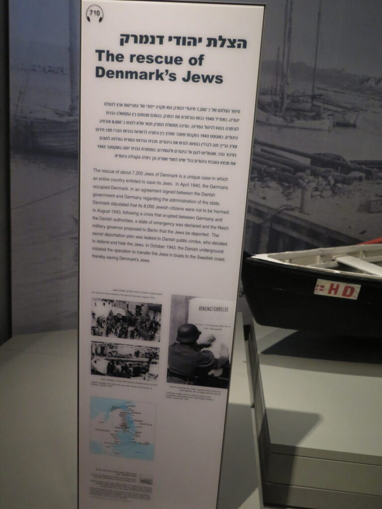 Redningen af danske jøder og fiskerbåd i baggrunden. Set på Holocaustmuseet Yad Vashem i Jerusalem