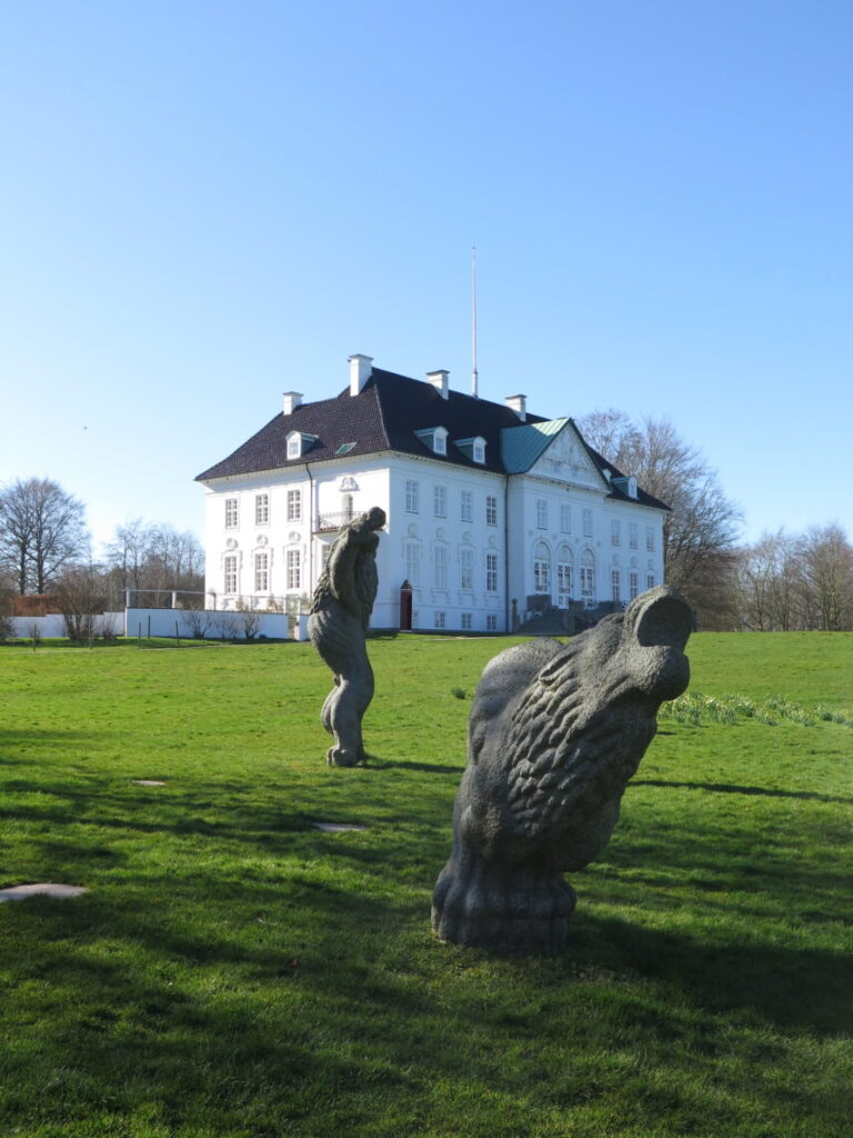 Løver foran Marselisborg Slot