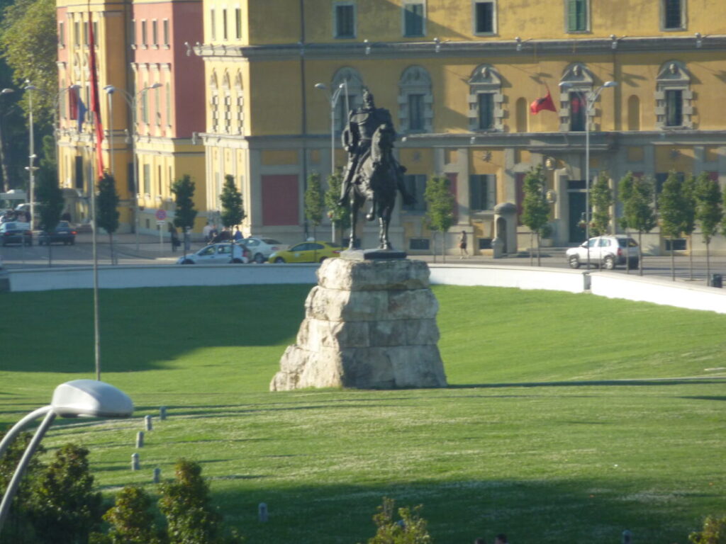 Skanderbeg-statue på pladsen i Tirana som spiller en rolle i Skakmesteren fra Tirana