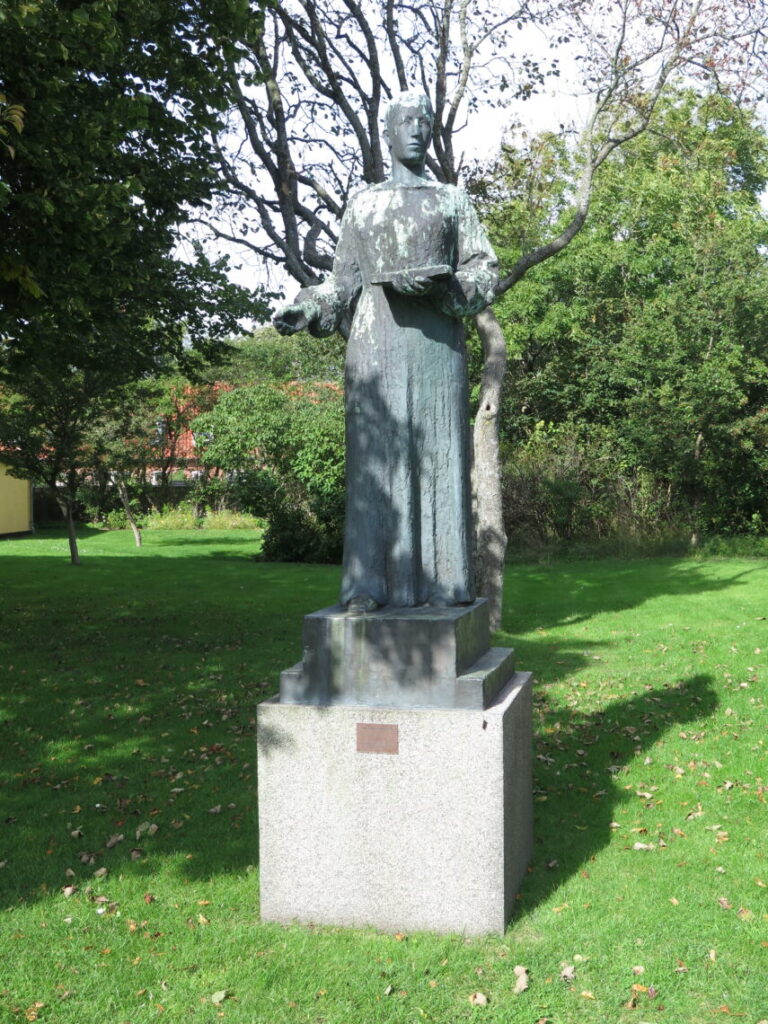 Statue af Anna Ancher fra 1939 ved Saxilds Gaard i Skagen