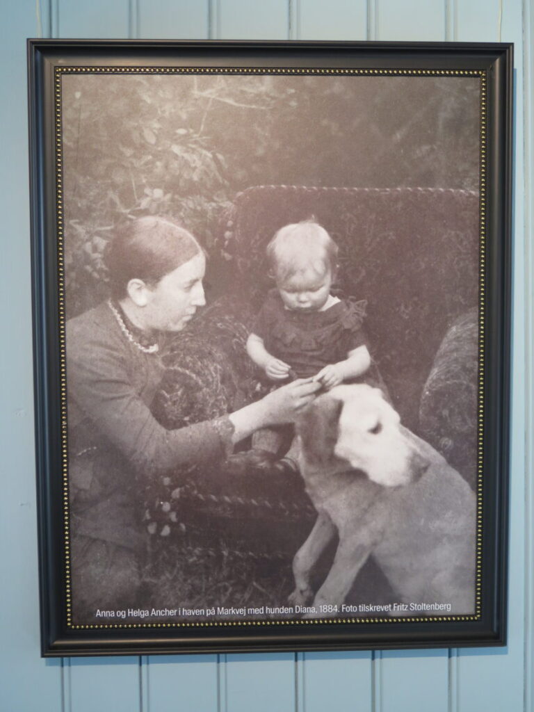 Anna og Helga Ancher i haven på Markvej med hunden Diana