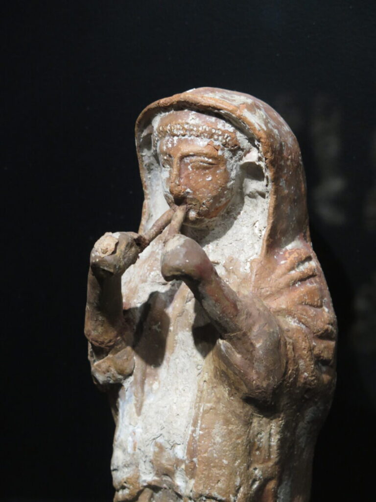 Fløjtespillende terracotta-figur på Museet Ifergan Collection